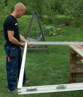 Byg selv udestue: Rammerne til skydedørene samles Byg selv udestue: Rammerne til skydedørene samles